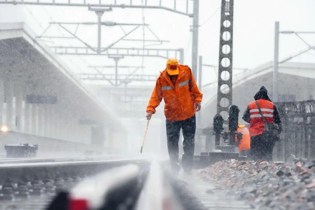 坚守在防汛一线的铁路人
