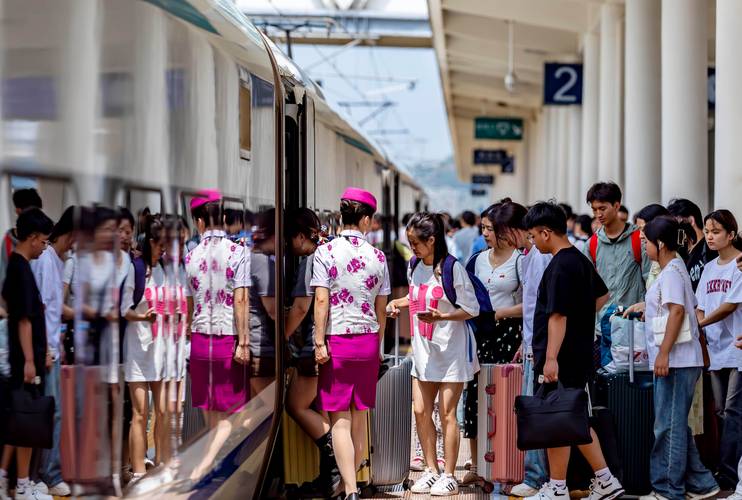暑运4.41亿人次铁路发送量-西安高铁乘务员招聘网